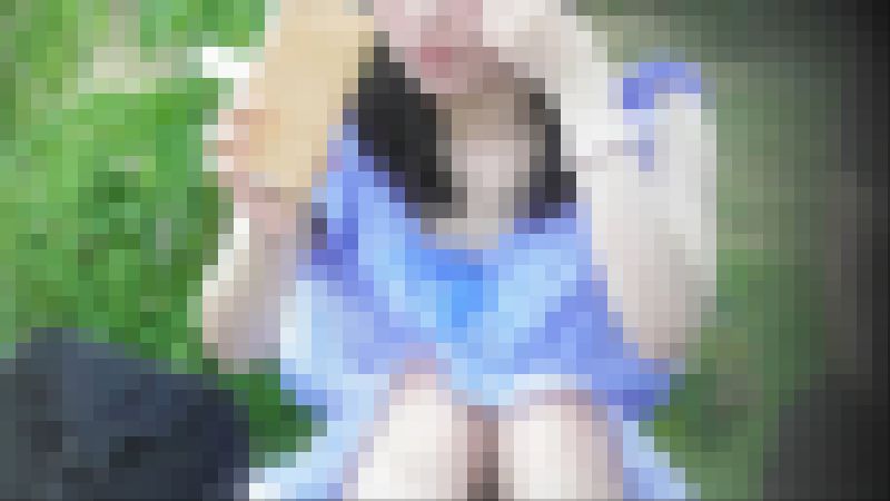自撮り中の女の子のパンチラと綺麗な足を撮影