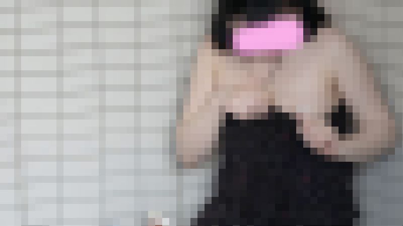 胸の谷間を作ろうとしておっぱいが出てしまった女子